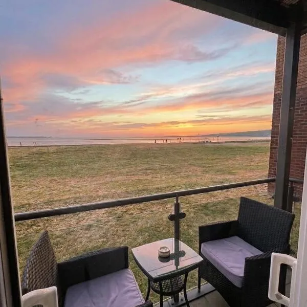 Beach Ocean View Ground Floor Apartment – hotel w mieście Llanelli