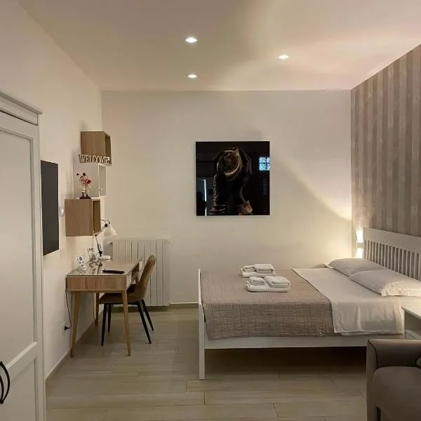 Home-Carrara, hotel in Naples