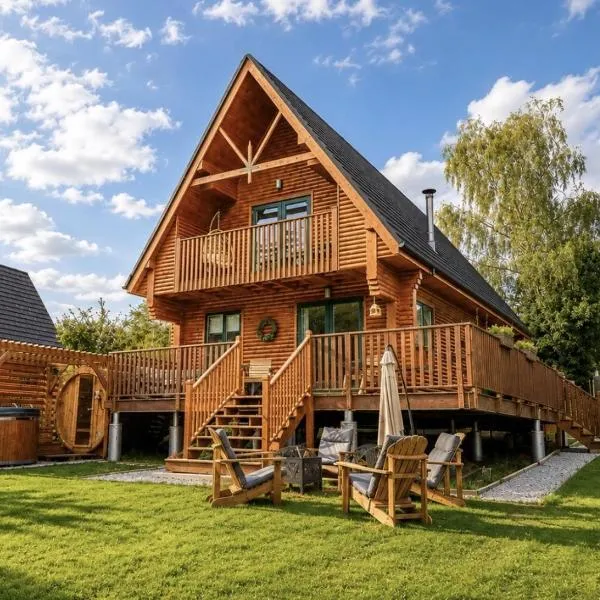 Luxury Waterfront Retreat I Private Sauna & Hot Tub, готель у місті Belturbet