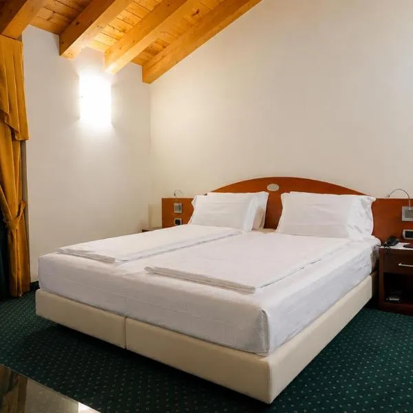 Hotel Capri Bardolino 3S、バルドリーノのホテル