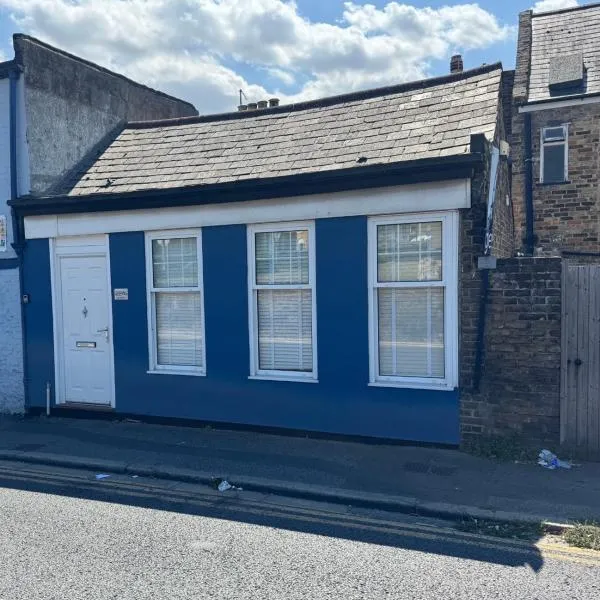 A cozy self-contained bungalow, hotel in Margate