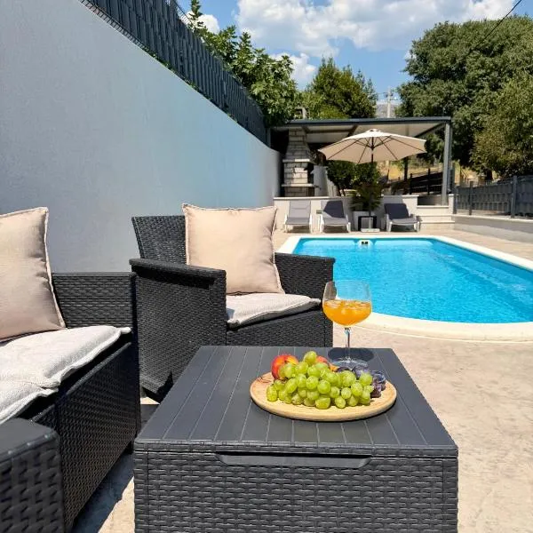 Apartments Antini، فندق في سولين