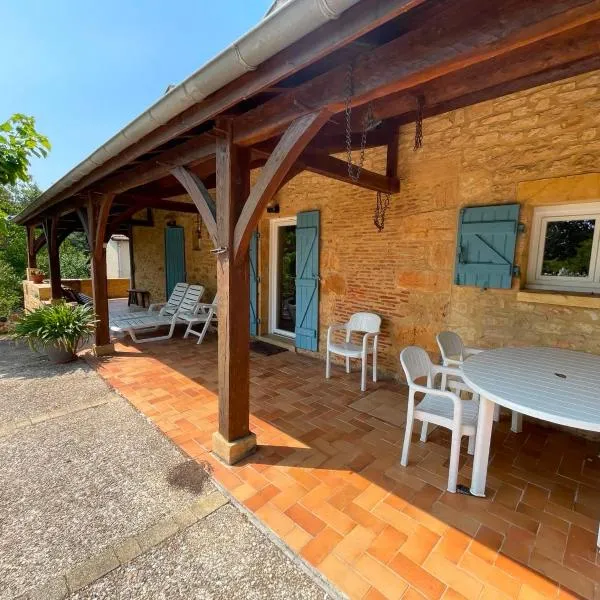 Maison d'époque avec grand jardin a 5 minutes du centre historique, hotel in Sarlat-la-Canéda
