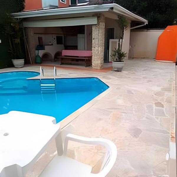 Casa c/ piscina, AC, área gourmet em cond clube