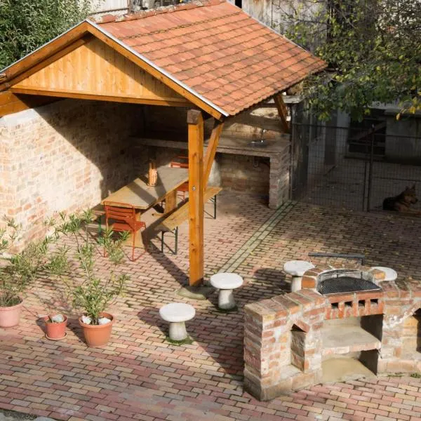 Tompos Vendégház és pince, hotel v destinaci Villány