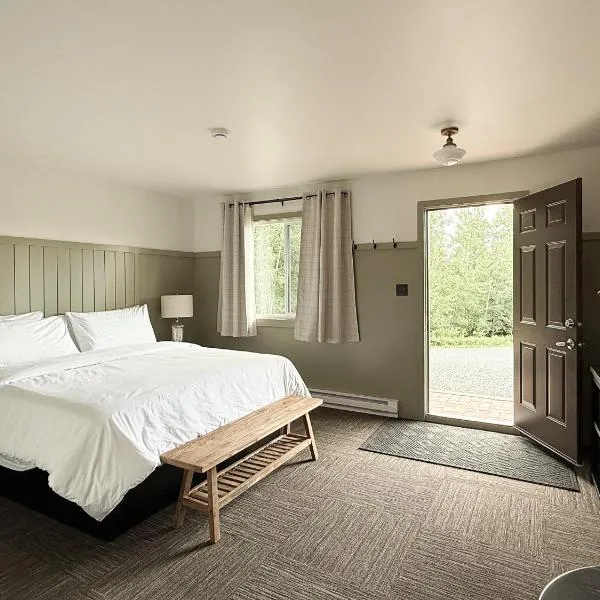 The Trail Inn - Kenora, ON - On Longbow Lake, hotel in Kenora
