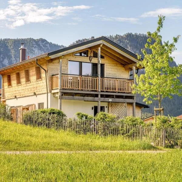 Chalet Alpenzauber mit beheiztem Pool, Inzell, hotell i Inzell