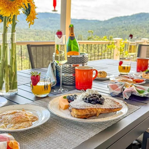 Mountain Daddies Boutique Bed & Breakfast near Yosemite - Fresh Homemade Breakfast Included: Oakhurst şehrinde bir otel
