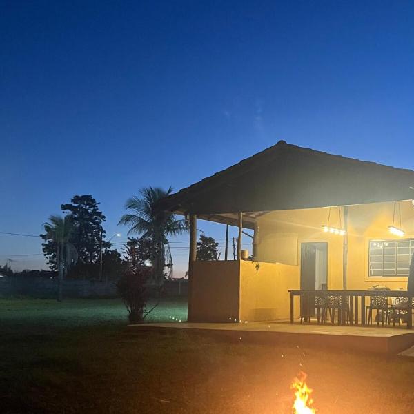 Casinha rústica com ar condicionado e cama box