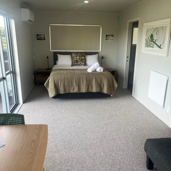 STAY WITH US RAGLAN - Studio, hotel in Raglan