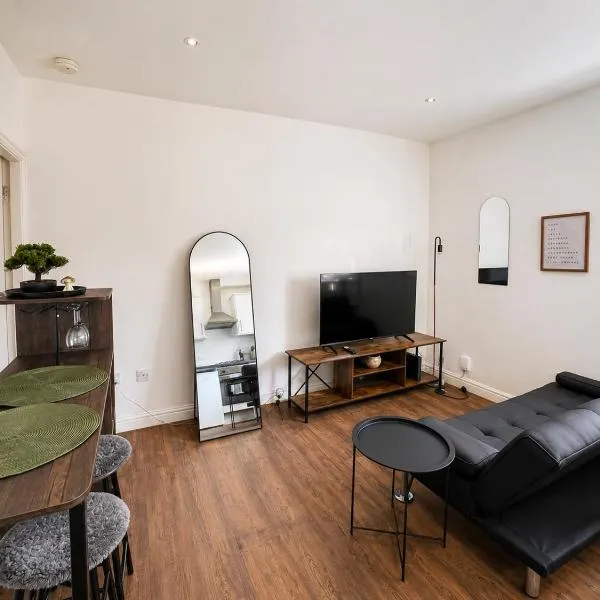Cozy hotel-style city apartment with free parking, hotel din Amley