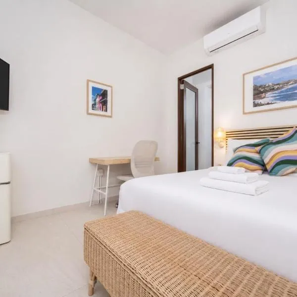 Room 13: Breezy Veranda Stay With City Views, hotel in San Juan