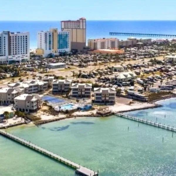 GetAways at Soundside Holiday Beach Resort, hotel in Pensacola Beach