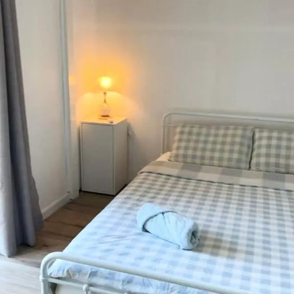 R5 Bright Spacious Room near Perth Airport with AC, khách sạn ở Perth