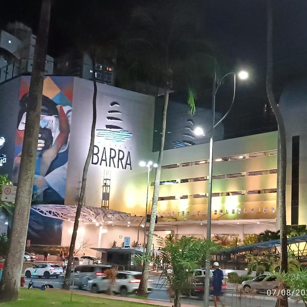 Barra - Espaçoso Apt frente Shopping Barra - 100 m2, 2 quartos, varanda, sala, banheiro e cozinha completa, 2 camas casal, 1 cama de solteiro, 1 sofá cama