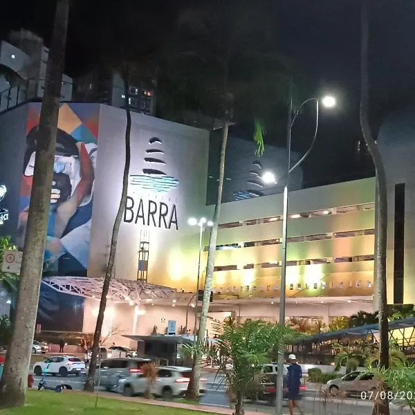 Barra - Espaçoso Apt frente Shopping Barra - 100 m2, 2 quartos, varanda, sala, banheiro e cozinha completa, 2 camas casal, 1 cama de solteiro, 1 sofá cama, hotel in Barra
