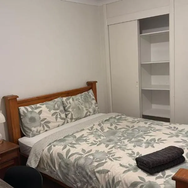 R7 Bright Spacious Room near Perth Airport with AC, hotel Perthben