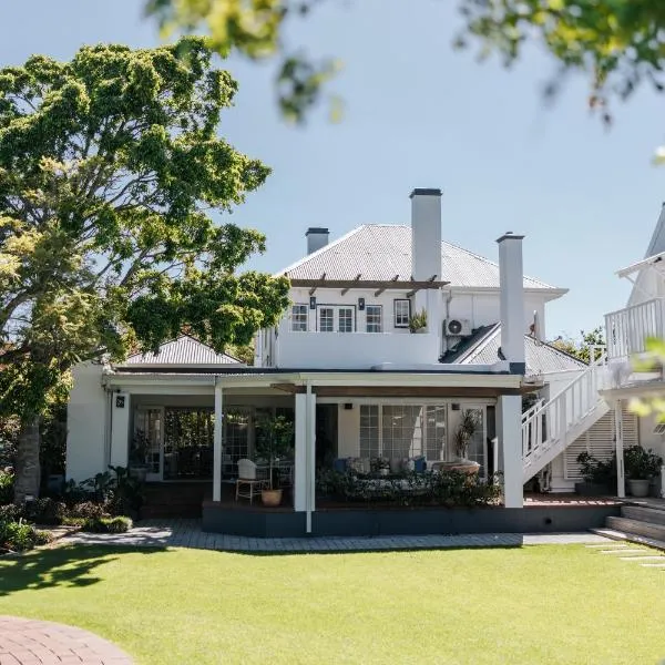 Whispering Oaks Guest House, hotel i George