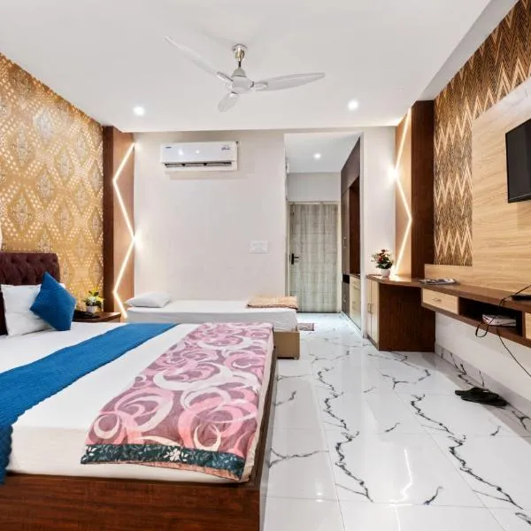 RBS Hotel & Restaurant 5 mint walking distance from Ram Janam Bhumi, hotel di Ayodhya