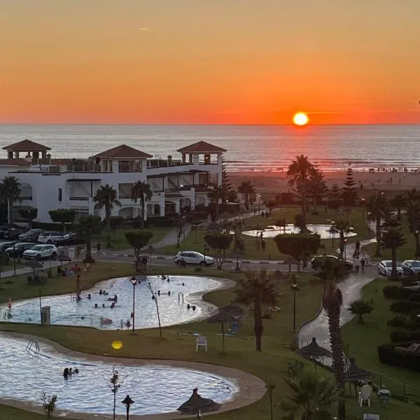 Beachfront Apartment in Assilah, Private Solarium, 4 Pools, Secure Residence, WiFi, Parking, hotel en Asilah