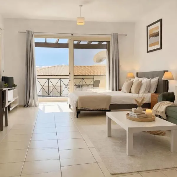 Apartment in Peaceful Village with Pool, Balcony Hillside and Sea Views, hotel in Peyia