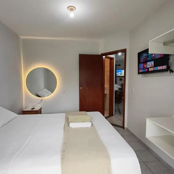 Apartamento 2 quartos com ar condicionado e piscina, há 3 min a pé da praia de taperapuan-300 mts, hotel en Porto Seguro