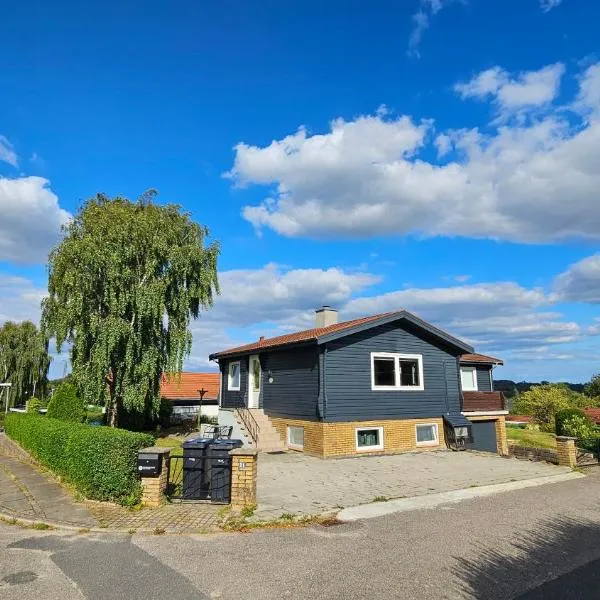 Spacious & Cozy Apartment in Tranquil Vejle Suburb, hotel en Vejle