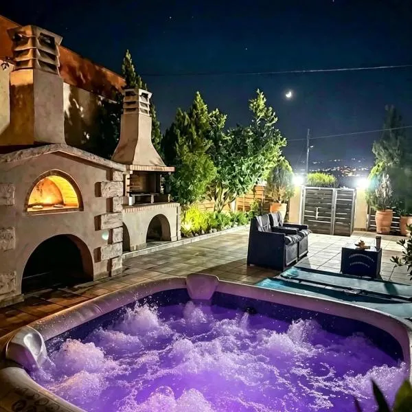 Villa Asterousia with Private Night Spa, BBQ & Lounge, hotel i Stérnai