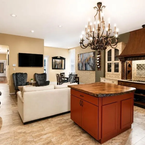 Historic Main St Apt | Private Garage, hotel in St. Charles