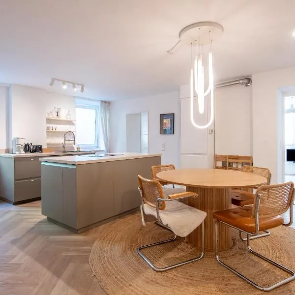 Modernes Design-Apartment mit großer Küche in Augsburger Altstadt Kapuzinergasse, hotel in Augsburg