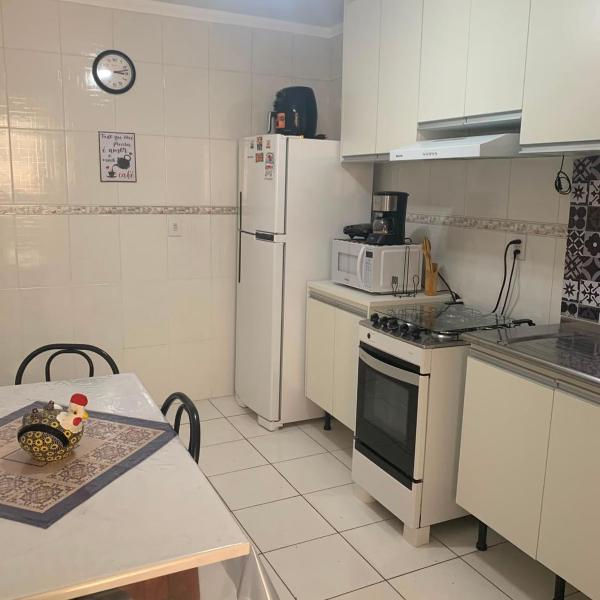 Apartamento Praia das Astúrias, 2 minutos de caminhada para praia, piscina, garagem demarcada, cama Queen - Foto 5