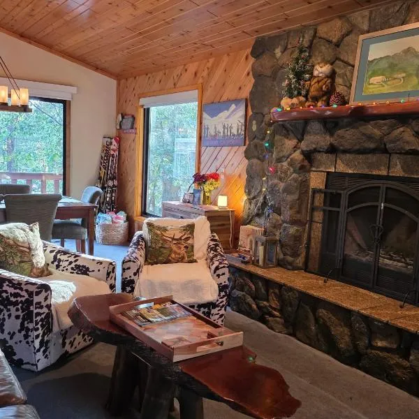 Four Seasons Getaway-Private Hot Spa with Pine Tree Views-Walk to Village and Pineknot Trailhead-Plus King Bed!, hotel a Big Bear Lake