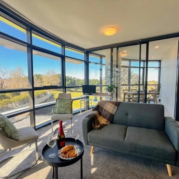 Floor-to-Ceiling Park View Oasis at Olympic Park Free Parking Sleeps 5, hotel u gradu Sidnej