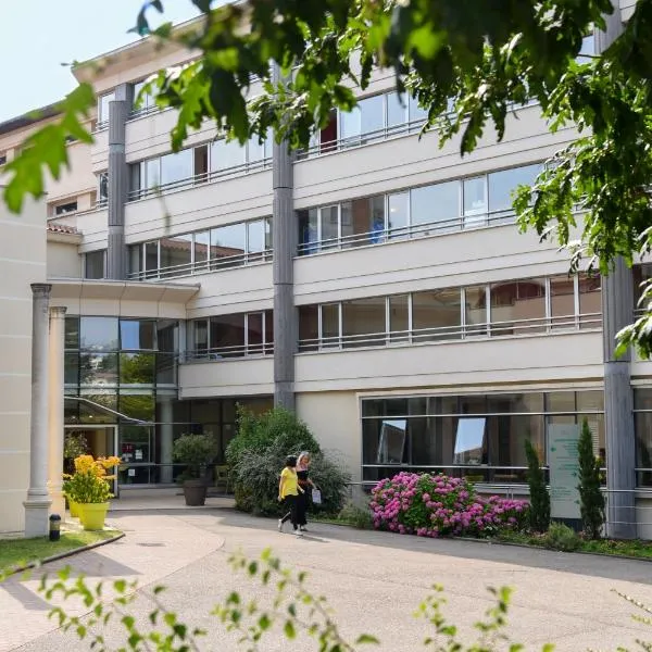 Hôtel Valpré, hotel v destinaci Écully