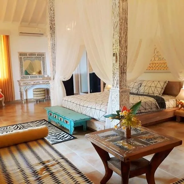 THE KAYU MANIS villa, отель в Ловине