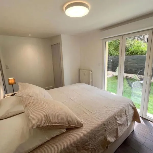 Le Sud - Appartement 4 pers, terrasse & parking, 5 min de la plage, hotel v mestu Hyères