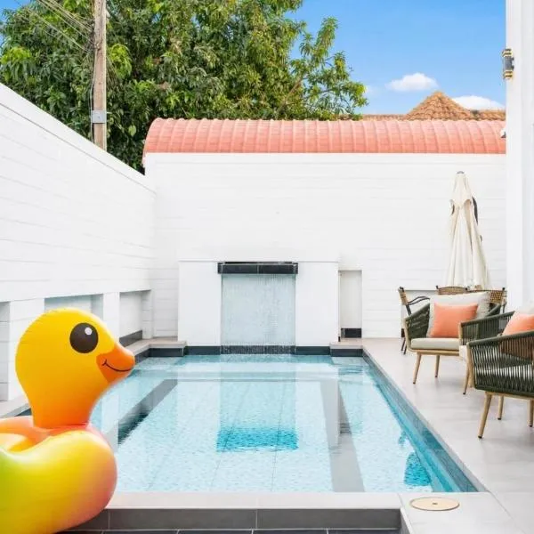 Lagoon Breeze 4BR Pool Villa Near Walking Street Pattaya, hotel u gradu Pataja Saut