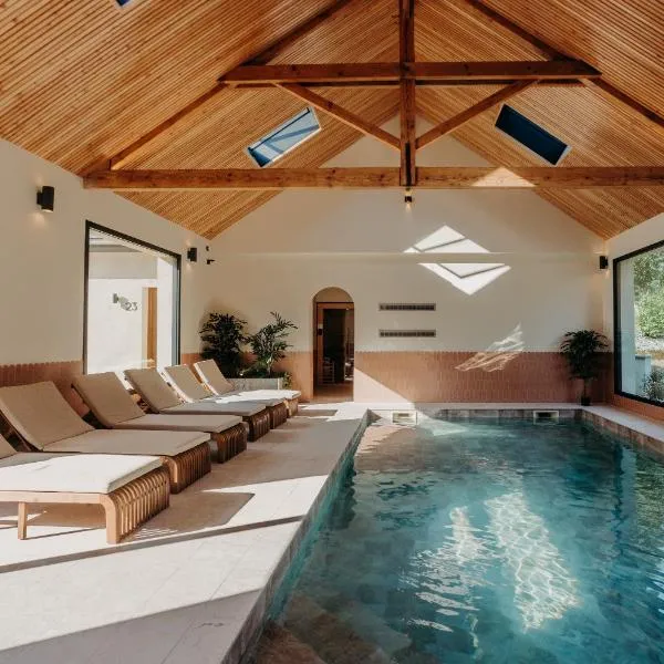 LE BAIN SAUVAGE - Lodges & spa - Pyrénées – hotel w mieście Bedous