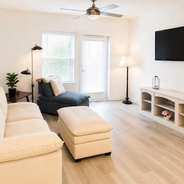 Corporate Luxe 2BR 2BA Apartment with Serene Water View 5 min from JAX Airport, מלון בג'קסונוויל