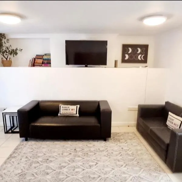 Viesnīca Gravesend 1 Bedroom Spacious Apartment - 2 Min Walk to Station pilsētā Kent