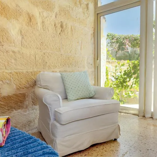 Private Garden Room in Shared Maisonette, Balluta Bay, w live-in cat, hotel in St. Julianʼs