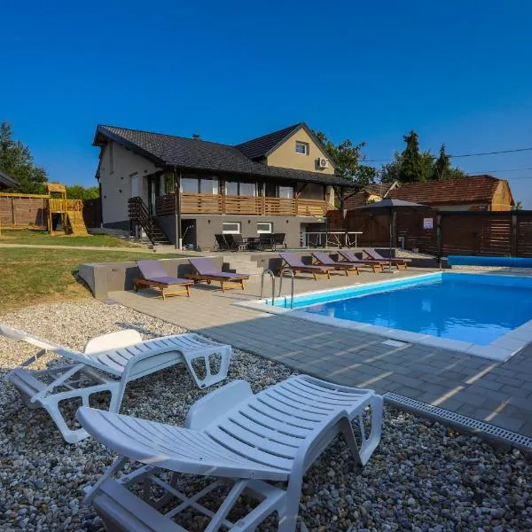 Natura Lux Holiday House with Pool and Jacuzzi, hotel in Veliko Trojstvo