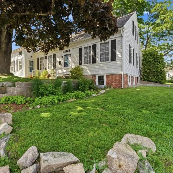 Mystic Riverfront Captain's Home, hotel i Groton