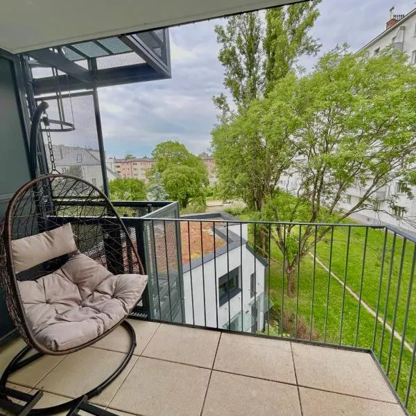 Modern Danube Apartment with Balcony & Free Parking, hotel di Vienna