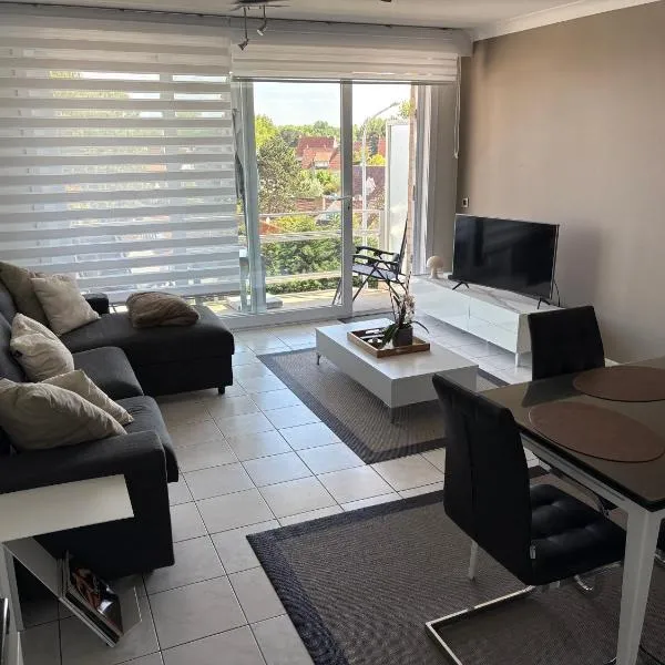 Aan zee in Nieuwpoort met garage en 2 slaapkamers, hotel in Nieuwpoort