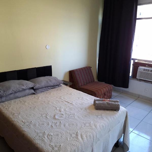 Acorde olhe para o Mar de Copacabana na quadra da praia o apartamento foi preparado para ser o cenário das melhores memórias de suas férias com um ambiente iluminado e refrigerado você encontra aqui um espaço ideal para relaxar com sua família e amigos - Foto 2