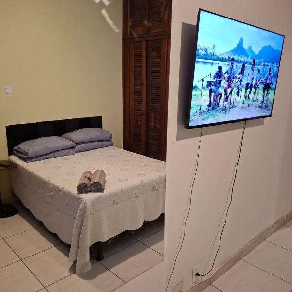 Acorde olhe para o Mar de Copacabana na quadra da praia o apartamento foi preparado para ser o cenário das melhores memórias de suas férias com um ambiente iluminado e refrigerado você encontra aqui um espaço ideal para relaxar com sua família e amigos - Foto 5