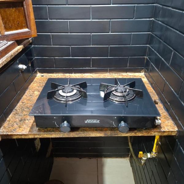Acorde olhe para o Mar de Copacabana na quadra da praia o apartamento foi preparado para ser o cenário das melhores memórias de suas férias com um ambiente iluminado e refrigerado você encontra aqui um espaço ideal para relaxar com sua família e amigos - Foto 4