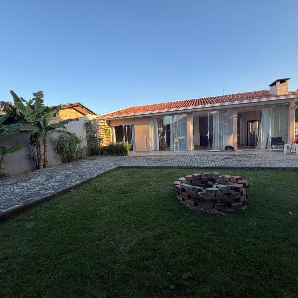 Casa moderna com cozinha e churrasqueira integrada