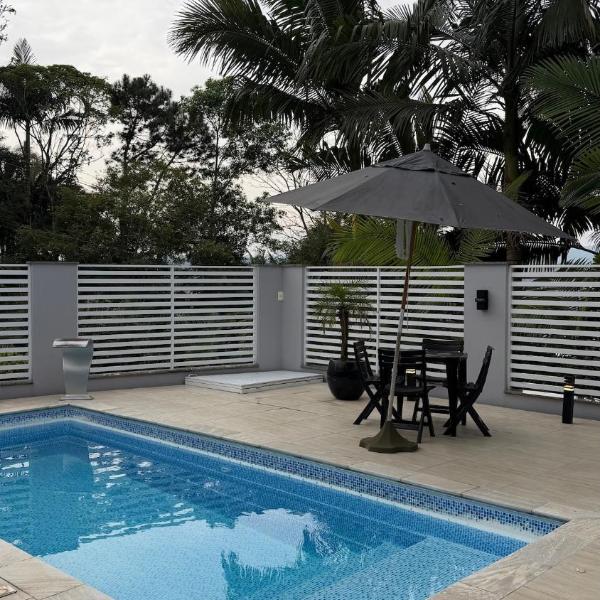 Casa moderna com piscina 3 quartos e área de festa